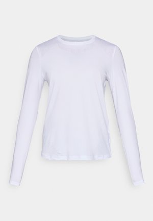 Ilgais rankovėmis baltas sportinis marškinėlis, pagamintas iš lengvos medžiagos, su perforuotais detalėmis ant pečių ir šonų, užtikrinančiomis oro pralaidumą.