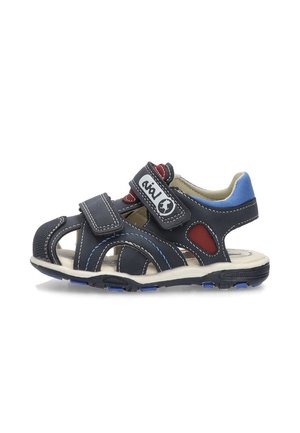 Sandalias azul oscuro con acentos rojos y ribete azul claro. Presentan un diseño abierto, material sintético y correas ajustables para un ajuste seguro.