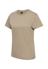 Beige katoenen T-shirt met korte mouwen, ronde hals en subtiel chevron-logo op de linkerborst, getoond op een effen witte achtergrond.