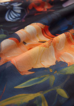 Tissu floral transparent présentant un mélange de nuances d'orange, de jaune et de bleu sur un fond sombre. Maille texturée avec des motifs botaniques vibrants.