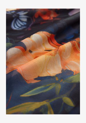 Cvetlična prosojna tkanina z mešanico oranžnih, rumenih in modrih odtenkov na temnem ozadju. Teksturovani mrežasti material z živahnimi botaničnimi vzorci.
