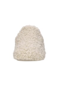 Witte, fluffy slipper met een gestructureerd oppervlak en een ronde neus, met een zachte en gezellige uitstraling. Geen zichtbare hardware of accenten.