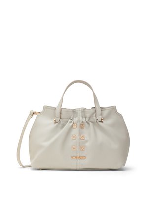 Borsa a mano in pelle color crema con doppi manici superiori, borchie decorative dorate e una piccola tracolla, poggiata su sfondo bianco.