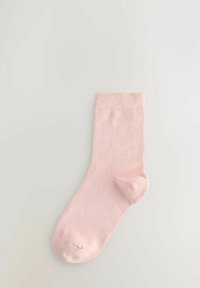 Pusiau raudonos spalvos medvilninė kojinė su lygia tekstūra, raukšlėta kraštine ir standartaus kojinės silueto. Be raštų ar papildomų detalių matomų.