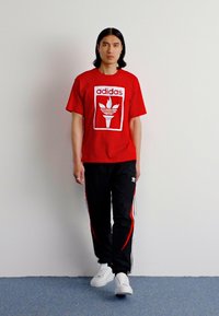 adidas Originals TREFOIL TORCH - Print T-shirt - better scarlet