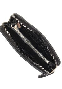 Portafoglio in pelle nera con più scomparti, cerniere argentate e superficie texture. Presenta un interno liscio e una linguetta per la cerniera.