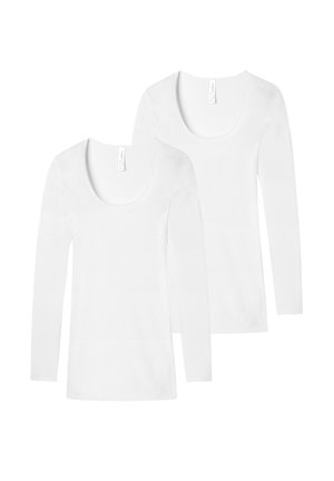 Två vita långärmade toppar med rundad halsringning. Tillverkade av ett slätt tyg, med en figurnära design och minimal sömnadsdetalj.
