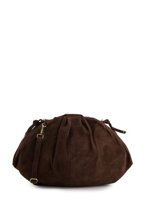 Grand sac à main en daim marron avec un haut froncé, des ferrures dorées et une bandoulière ajustable sur fond blanc.