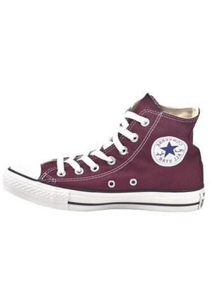 Hoog uitgesneden bordeauxrode canvas sneaker met witte veters, een rubberen zool en een rond Converse All Star-logo op de enkel.