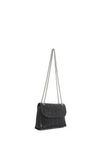 Zwarte gevlochten leren schoudertas met een flapsluiting en een zilveren dubbele kettingband, rechtopstaand op een witte achtergrond.