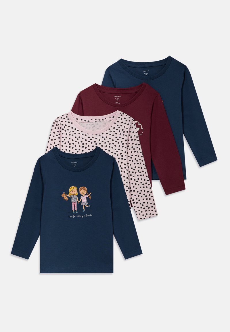 Quatro camisetas de manga longa nas cores azul marinho, bordô, rosa com bolinhas, e com um design gráfico apresentando duas raparigas. Feitas de um tecido de mistura de algodão.
