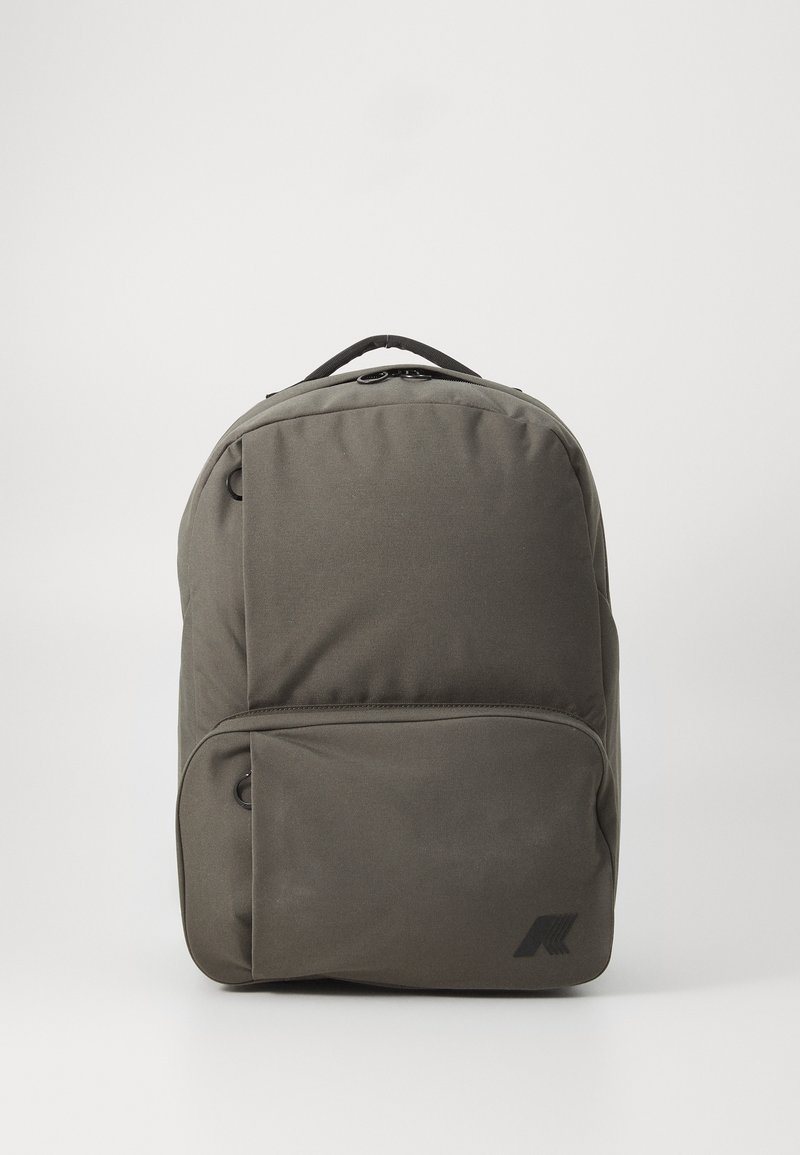 Sac à dos vert foncé avec une texture lisse, comportant une poche avant et deux zips en haut. Design minimaliste avec un logo dans le coin inférieur.