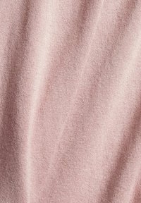 Miękka, prążkowana tkanina w jasnoróżowym kolorze o gładkiej fakturze, prezentująca subtelne zróżnicowanie i delikatny połysk na powierzchni.