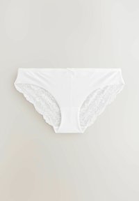 Bijeli donji rublje s mekim prednjim dijelom od tkanine i složenim detaljima od čipke sa strane, sa valovitim rubom i glatkim završetkom.