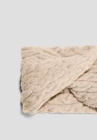 Brede gebreide haarband in lichtbeige, met een gewoven kabelpatroon. Zacht materiaal van een wolmix met een gezellige, dikke uitstraling.