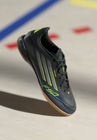 adidas Performance F50 LEAGUE IN - Botines de fútbol sala - core black/iron metallic/lucid lemon