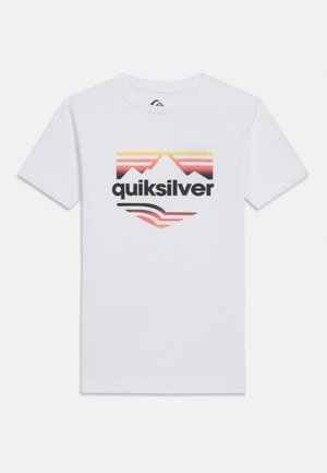 T-shirt blanc à manches courtes avec un logo multicolore représentant une montagne et une vague au-dessus du mot « quiksilver » sur le devant.