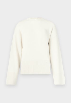 Witte gebreide trui met een ronde hals, brede mouwen en geribbelde zoom. Zachte textuur en cropped design, minimalistische stijl.