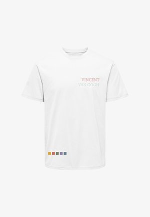T-shirt bianco in cotone con la scritta "VINCENT VAN GOGH" in rosso e verde. Sotto, una palette di colori orizzontale con accenti arancioni, viola e verde acqua.