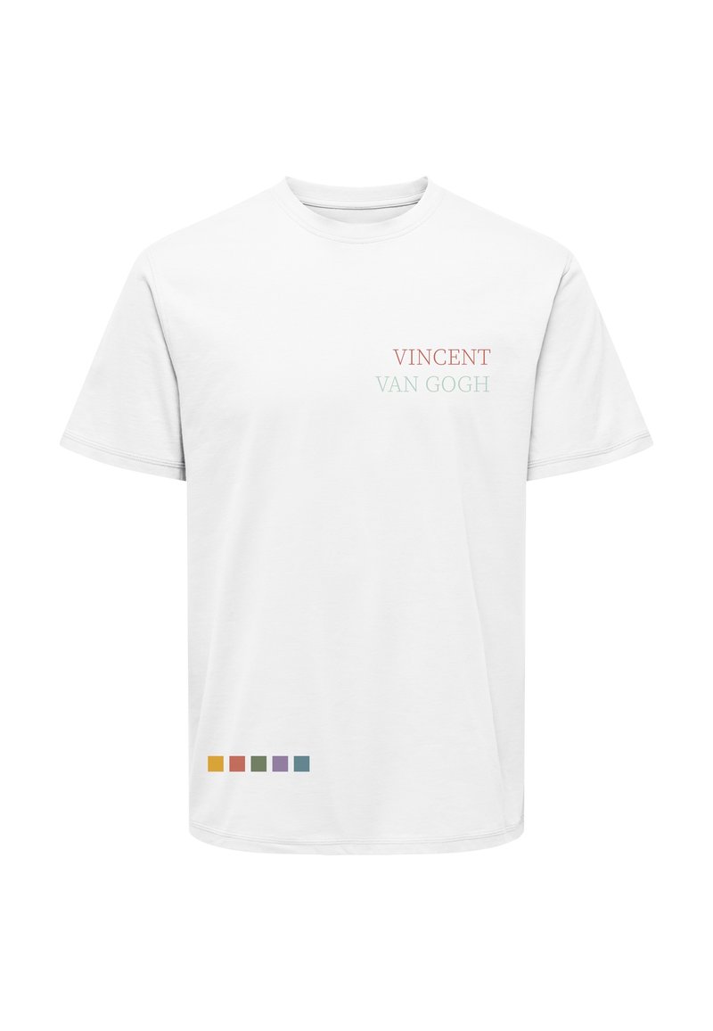 T-shirt bianco in cotone con la scritta "VINCENT VAN GOGH" in rosso e verde. Sotto, una palette di colori orizzontale con accenti arancioni, viola e verde acqua.