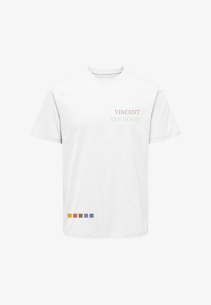 T-shirt bianco in cotone con la scritta "VINCENT VAN GOGH" in rosso e verde. Sotto, una palette di colori orizzontale con accenti arancioni, viola e verde acqua.