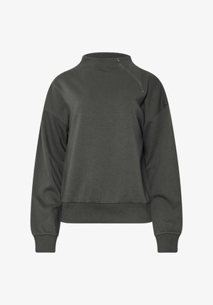 Donkergroene sweater met een hoge hals, lange mouwen en een diagonale ritsdetail aan de voorkant. Zacht materiaal met een relaxte pasvorm.