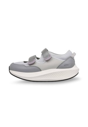 Svjetlosiva sportska cipela s dvostrukim trakom sa čičak-pričišćivačem, mrežastim gornjim dijelom, debelim bijelim potplatom i crnim đonom, prikazana iz bočnog lijevog kuta.