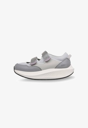 Scarpa sportiva grigio chiaro con doppia chiusura a strappo, tomaia in mesh, suola spessa bianca e suola esterna nera, vista laterale inclinata da sinistra.