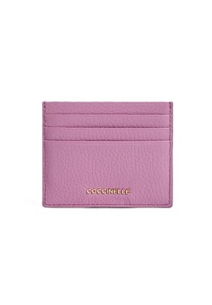 Różowy, teksturowany skórzany etui na karty z czterema przegródkami na karty i złotym logo "COCCINELLE" na środku u dołu na białym tle.