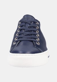 Zapatillas de cuero marino con un acabado texturizado, suela de goma blanca y ojales metálicos, que cuentan con cordones planos y un diseño de punta redondeada.