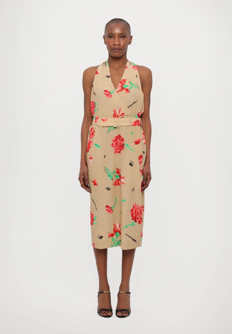 Rochie bej până la genunchi cu un model floral în roșu și verde, decolteu în V, talie încintă și siluetă lejeră. Purtați cu tocuri negre.