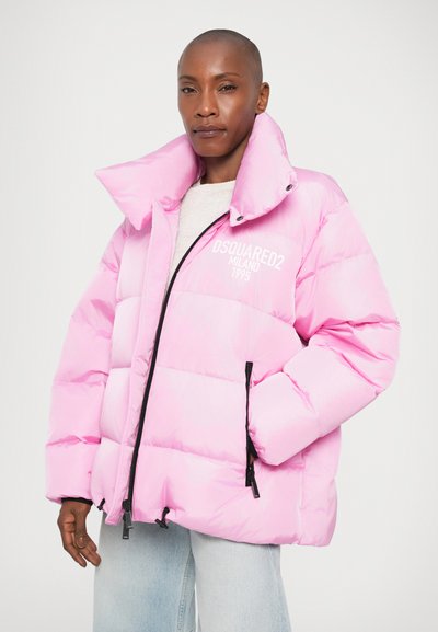 Jachetă puffer roz cu guler înalt, dotată cu un fermoar frontal și accente negre. Brodat "DSQUARED2 MILANO 1995" pe piept.