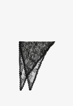 Svart spets triangulär scarf med blommönster, scallopade kanter och genomskinlig struktur; har intrikata detaljer genomgående.