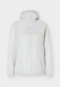 Λευκό ελαφρύ αδιάβροχο μπουφάν με κουκούλα, μπροστινό φερμουάρ και ελαστικά μανσέτα, εμφανίζεται σε απλό φόντο.