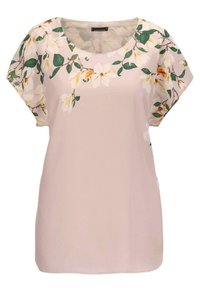 Lichtroze bloemenblouse met korte mouwen. Heeft een bloemmotief in wit en groen op de schouders en de halslijn. Zachte, gladde textuur.