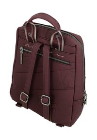 Mochila de cuero burdeos con acabado texturizado, herrajes plateados, correas dobles para los hombros y un asa superior. Dos bolsillos frontales con cremallera visibles.
