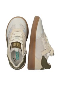 Helle beigen Sneakers mit Obermaterial aus strukturiertem Leder und Wildleder, mit weißen Einsätzen, beigen Schnürsenkeln und einer braunen Gummisohle. Mit grünen Akzenten.
