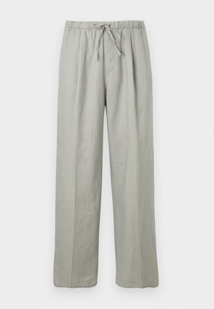 Svetlo sive široke hlače z elastiko v pasu in sprednjo zavezujočo vrvico, izdelane iz lahkega, rahlo teksturiranega materiala.