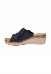 Sandalo wedge navy slip-on con tomaia testurizzata, punta aperta e una suola intermedia di colore chiaro simile al sughero, abbinata a una suola durevole.