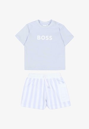 Camiseta azul clara para niño pequeño con texto "BOSS" y pantalones cortos a rayas verticales en blanco y azul claro a juego, con bolsillo y cintura con cordón.