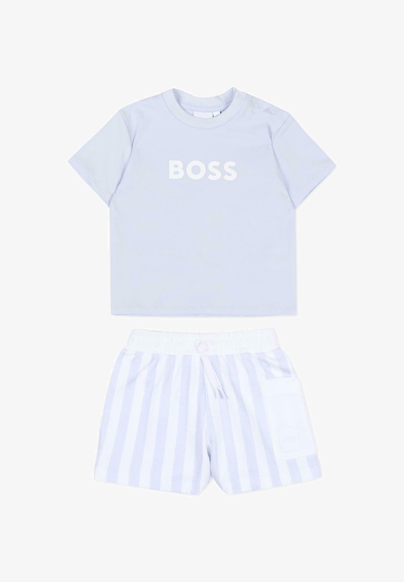 T-shirt bleu clair pour tout-petit avec le texte "BOSS" et short assorti rayé vertical blanc et bleu clair avec poche et ceinture élastiquée à cordon.