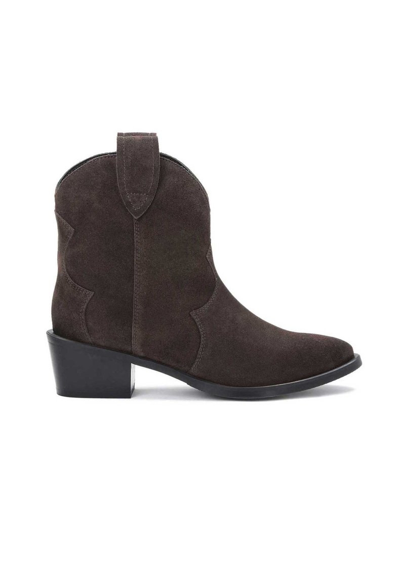 Încălțăminte din suede maro, la glezne, cu vârf ascuțit, cusături discrete în stil western și un toc mic, pătrat. Include o bandă pentru a facilita îmbrăcarea.