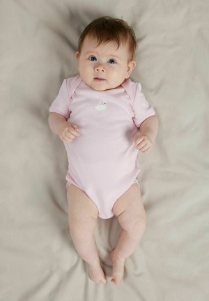 Roze babybody met korte mouwen, voorzien van een witte eend op de borst, zachte stof en een ronde hals, weergegeven op een neutrale achtergrond.