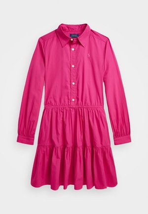 Robe chemise rose vif à manches longues, col, patte de boutons devant, taille élastiquée et jupe à volants.