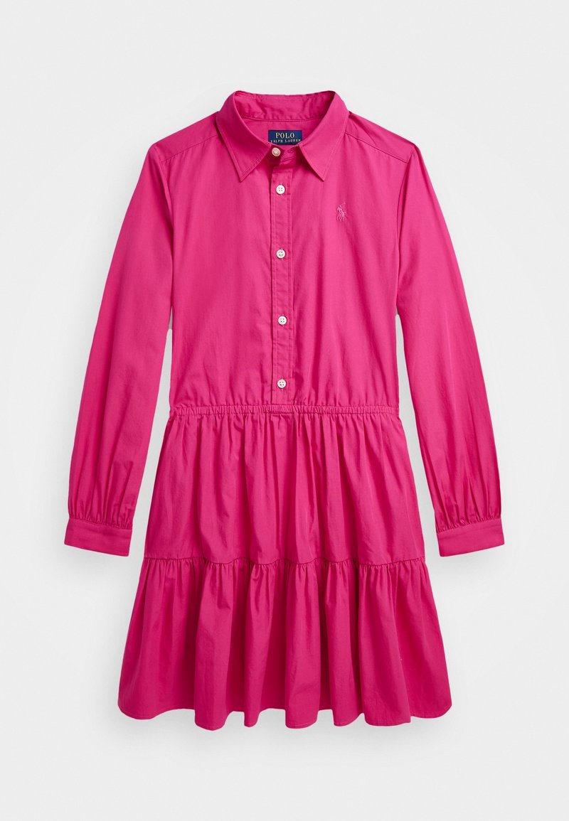 Robe chemise rose vif à manches longues, col, patte de boutons devant, taille élastiquée et jupe à volants.