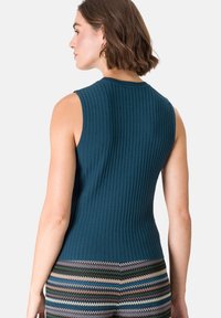 zero MIT RUNDHALSAUSSCHNITT - Felső - reflecting pond