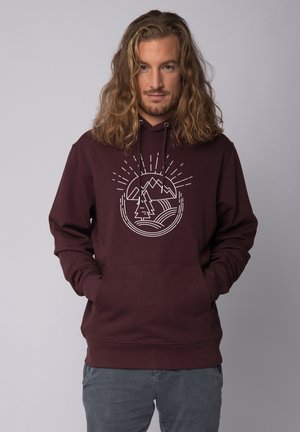 Bordeaux katoenen hoodie met een witte grafische ontwerp van bergen, een boom en zonnestralen, met een voorste kangaroo-zak en een trekkoordkap. 