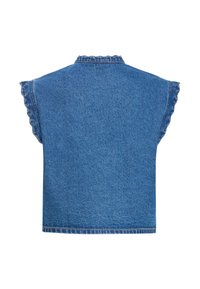 Haut sans manches en denim bleu avec un bord volanté aux emmanchures et au col, présenté de dos sur un fond blanc.
