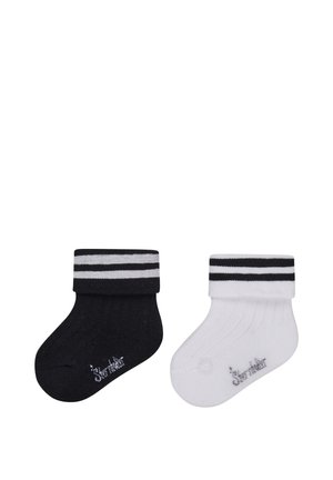 Paar Babysocken für die Knöchel, eins schwarz und eins weiß, beide mit zwei horizontalen Streifen am Bund und kleinem gedrucktem Text in der Nähe der Zehen.