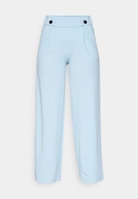 Lichtblauwe wijde broek gemaakt van zachte stof. Heeft een hoge tailleband met twee zwarte knopen en voorplooien voor extra detail.